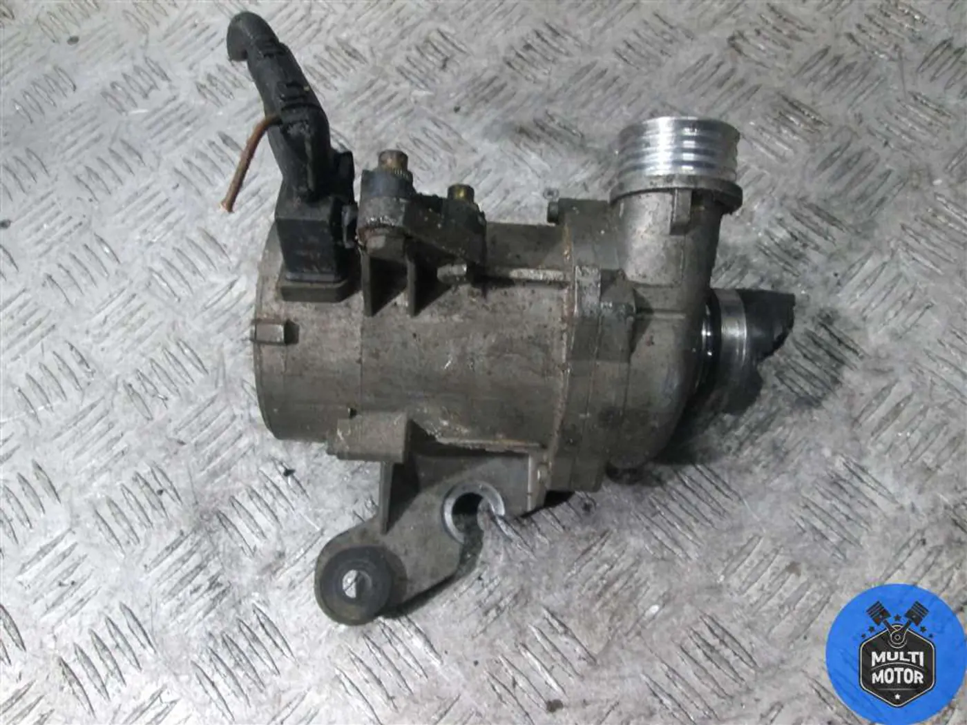 Помпа к BMW 3 2010