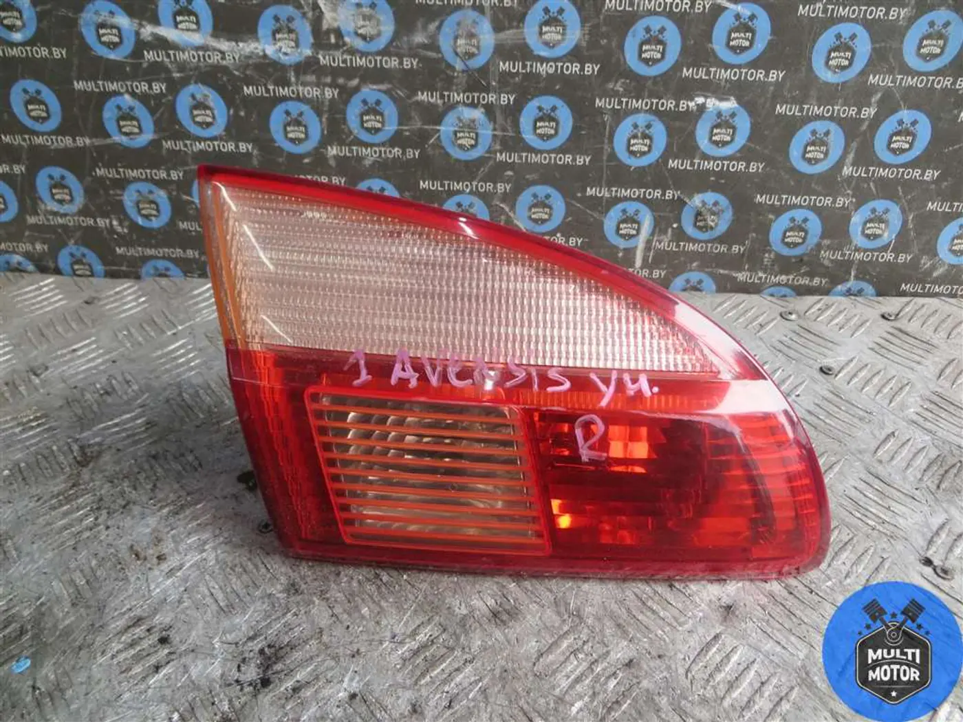 Фонарь крышки багажника правый к Toyota Avensis 2001