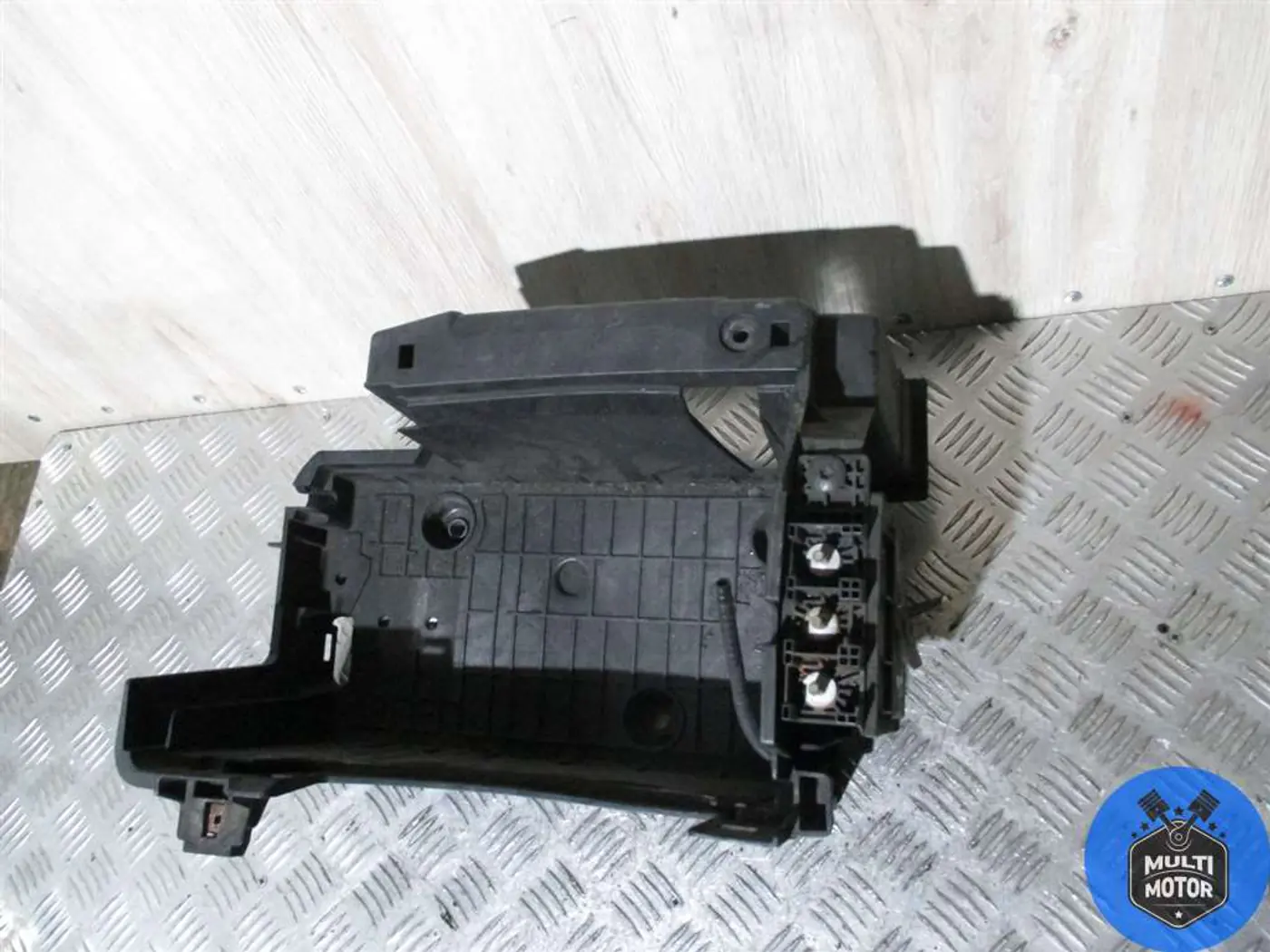 Полка аккумулятора к Renault Laguna 2010