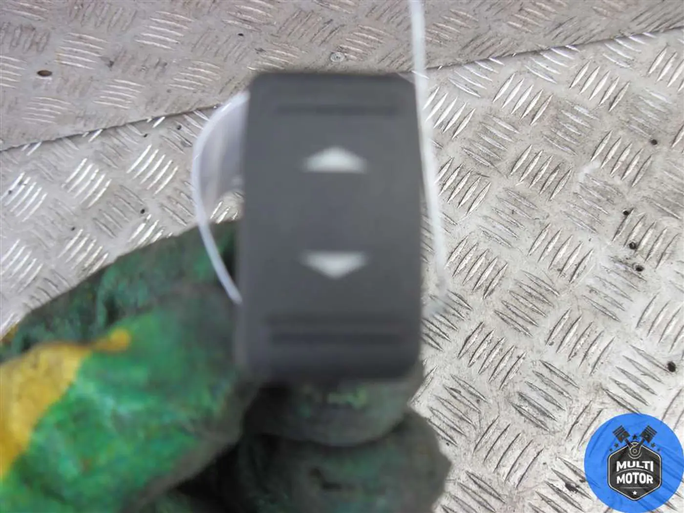 Кнопка стеклоподъемника к Ford C-MAX 2008