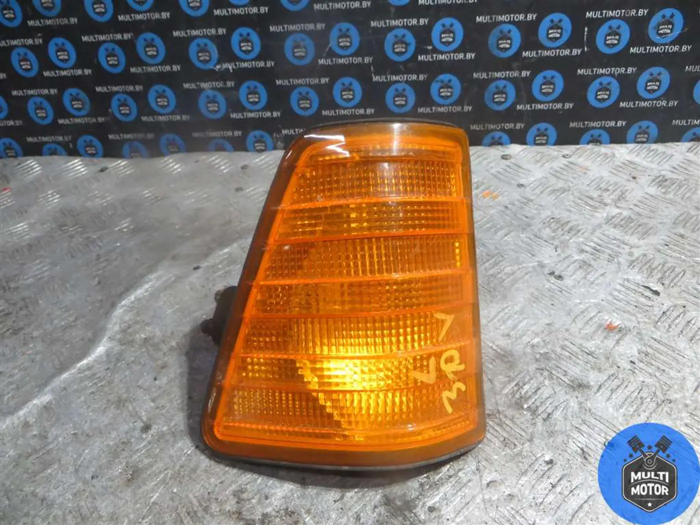 Поворотник левый к Mercedes-Benz 3101 1988