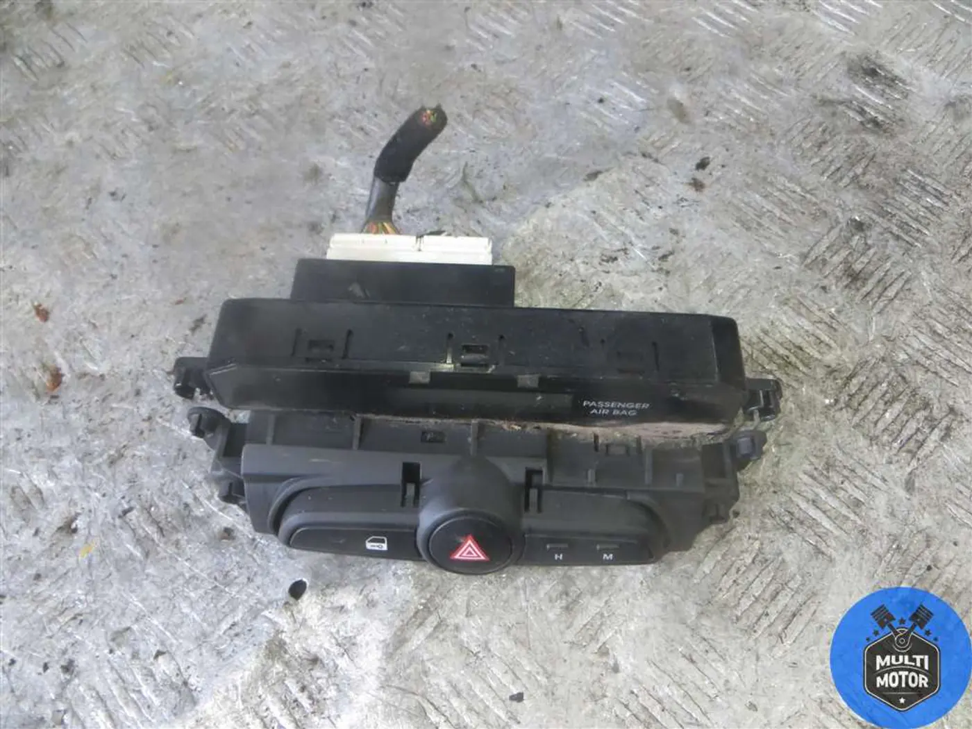 Кнопка аварийной сигнализации к Hyundai ix20 2012