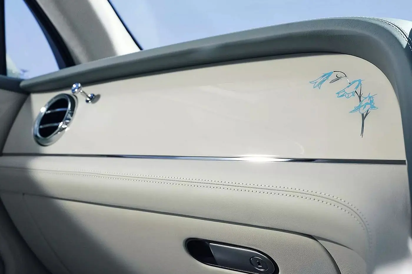 Эксклюзив для избранных: Bentley выпустила лимитированную Bentayga для женщин