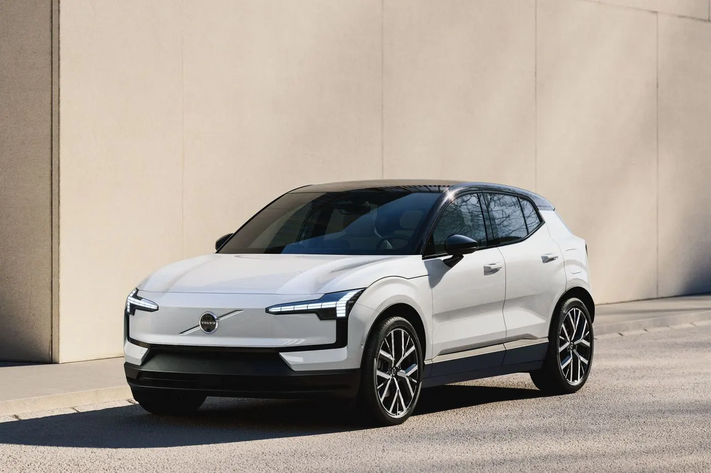 Самый скромный заряд: гамма Volvo EX30 пополнилась новой базовой версией