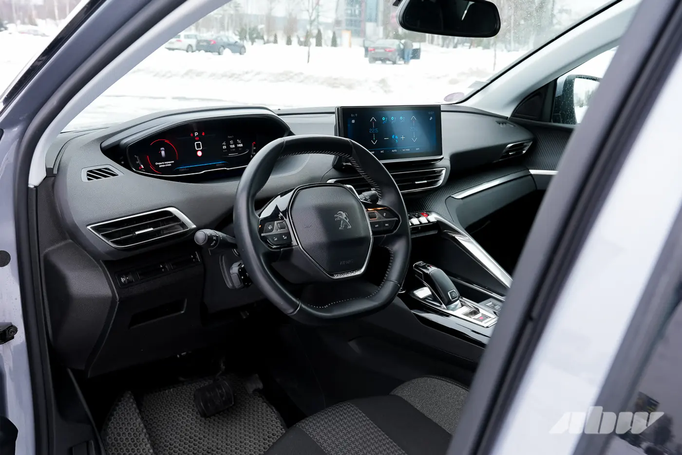 Кроссовер против компактвэна, или Что мы потеряли: сравнительный тест Peugeot 3008 и Renault Grand Scenic IV