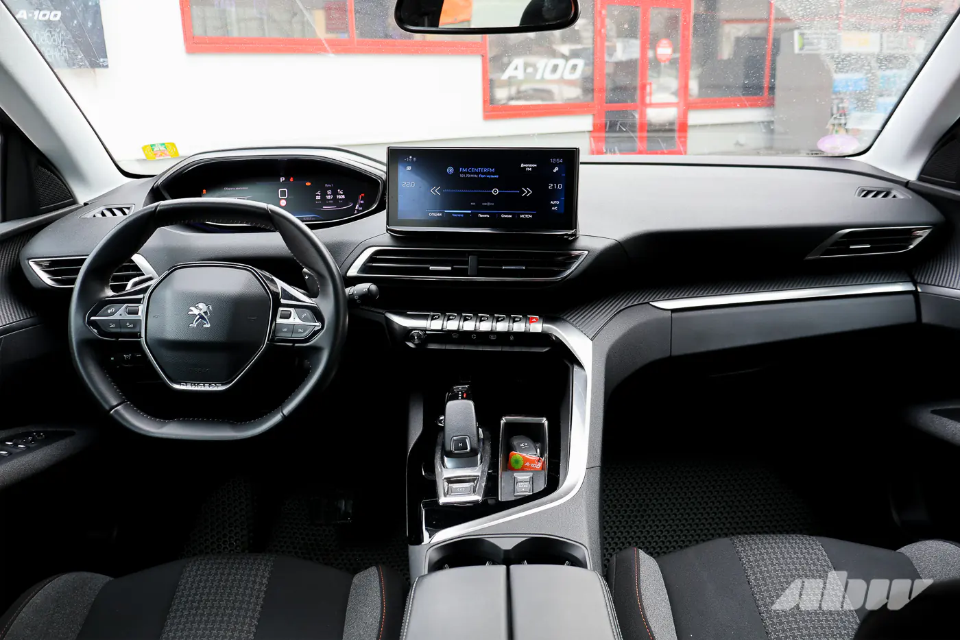 Кроссовер против компактвэна, или Что мы потеряли: сравнительный тест Peugeot 3008 и Renault Grand Scenic IV