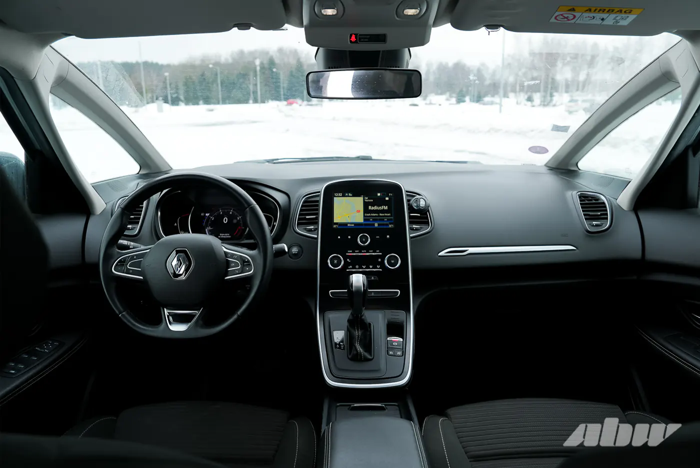 Кроссовер против компактвэна, или Что мы потеряли: сравнительный тест Peugeot 3008 и Renault Grand Scenic IV