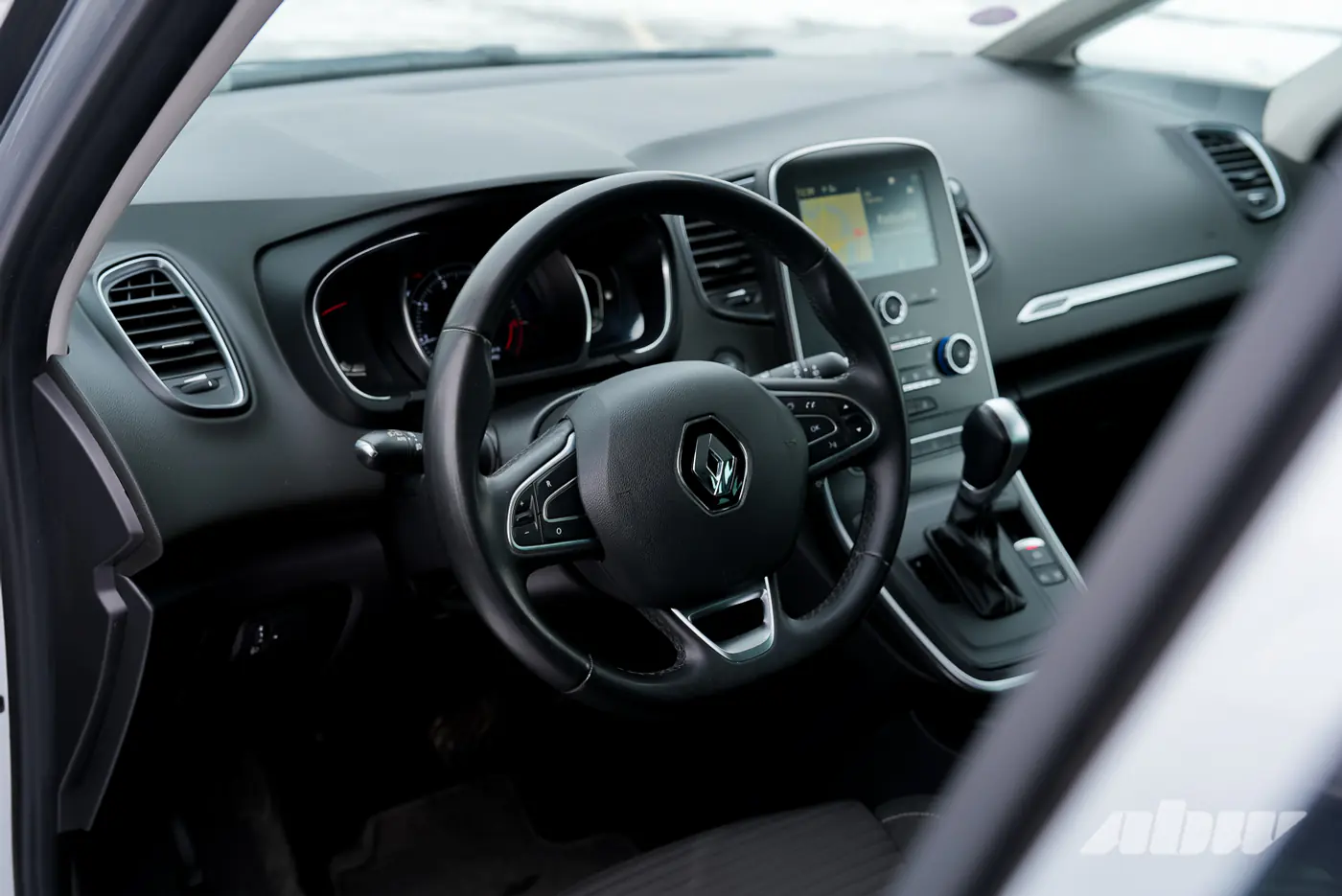 Кроссовер против компактвэна, или Что мы потеряли: сравнительный тест Peugeot 3008 и Renault Grand Scenic IV