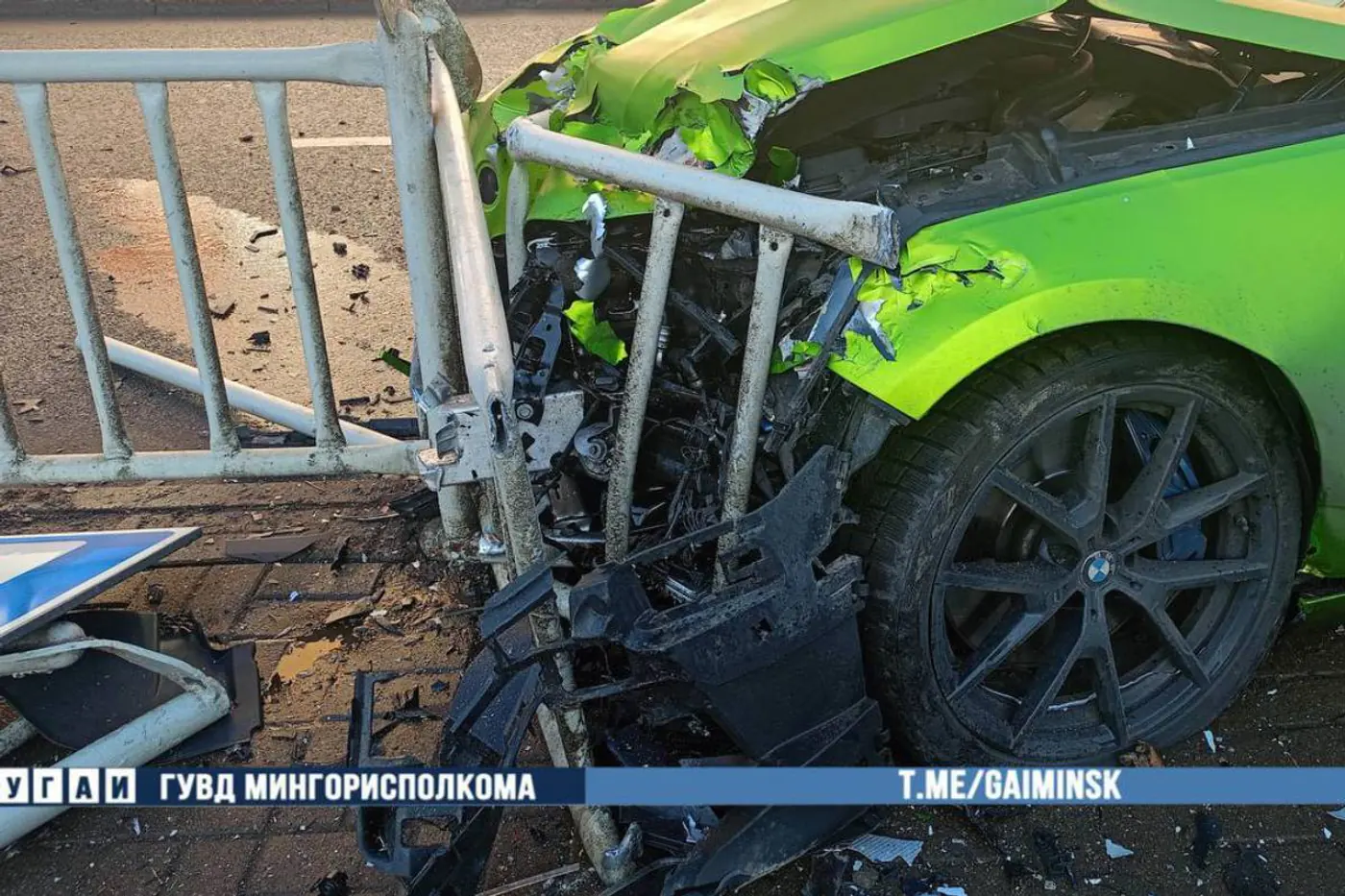 В Минске BMW снес стойку со светофором и врезался в ограждение у остановки