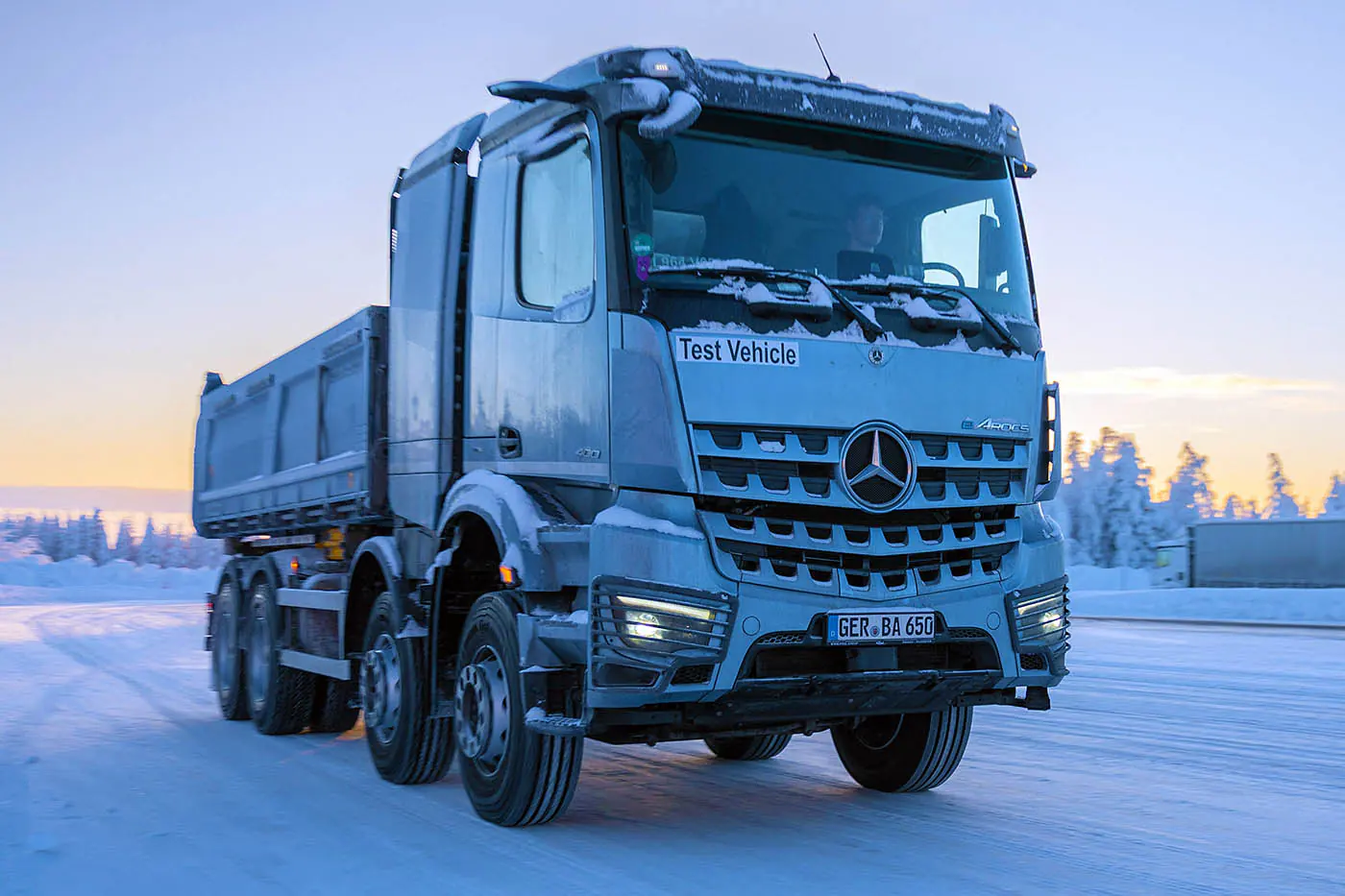 Новый электрогрузовик Mercedes-Benz eArocs 400 успешно прошел зимние тесты при -20 °C.