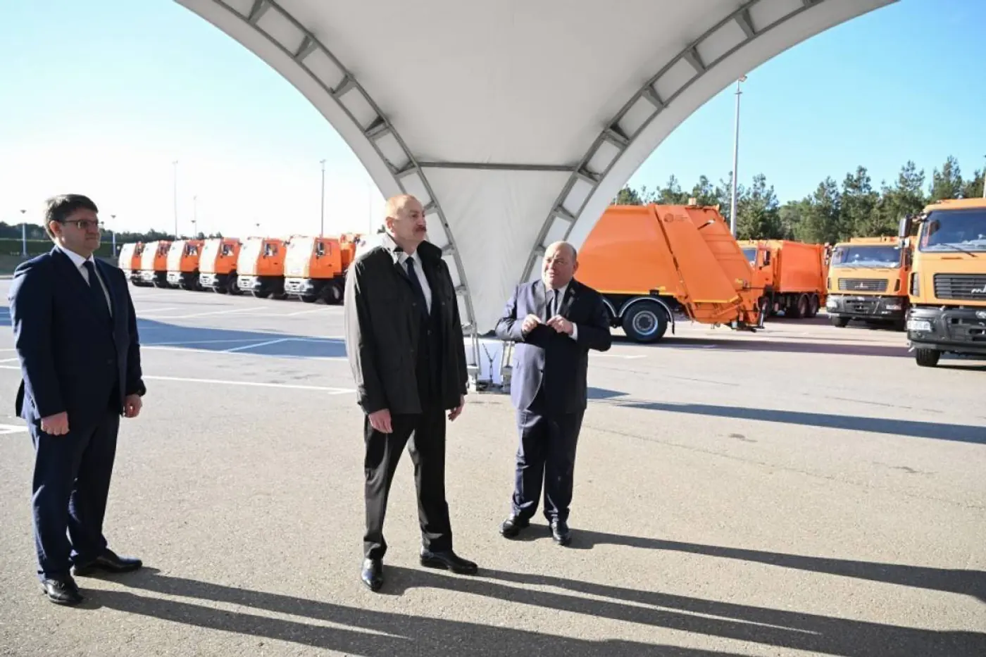 В Азербайджане начали производить мусоровозы на шасси МАЗа