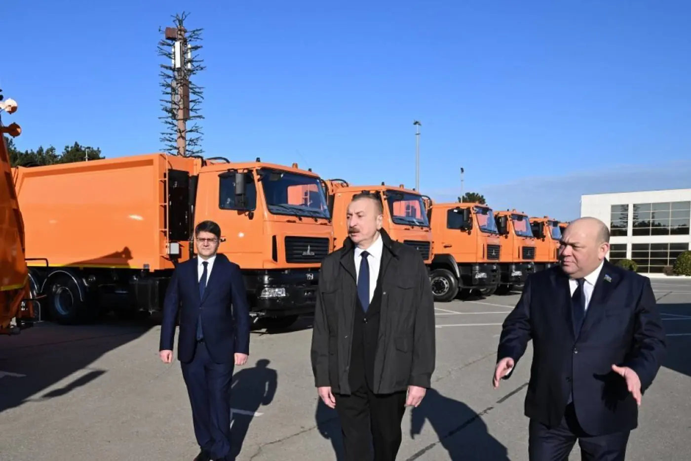 В Азербайджане начали производить мусоровозы на шасси МАЗа