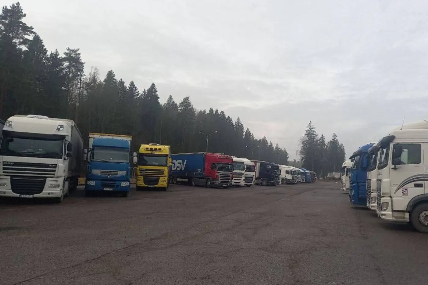 Литовские перевозчики пожаловались в Еврокомиссию на застрявшие в Беларуси фуры