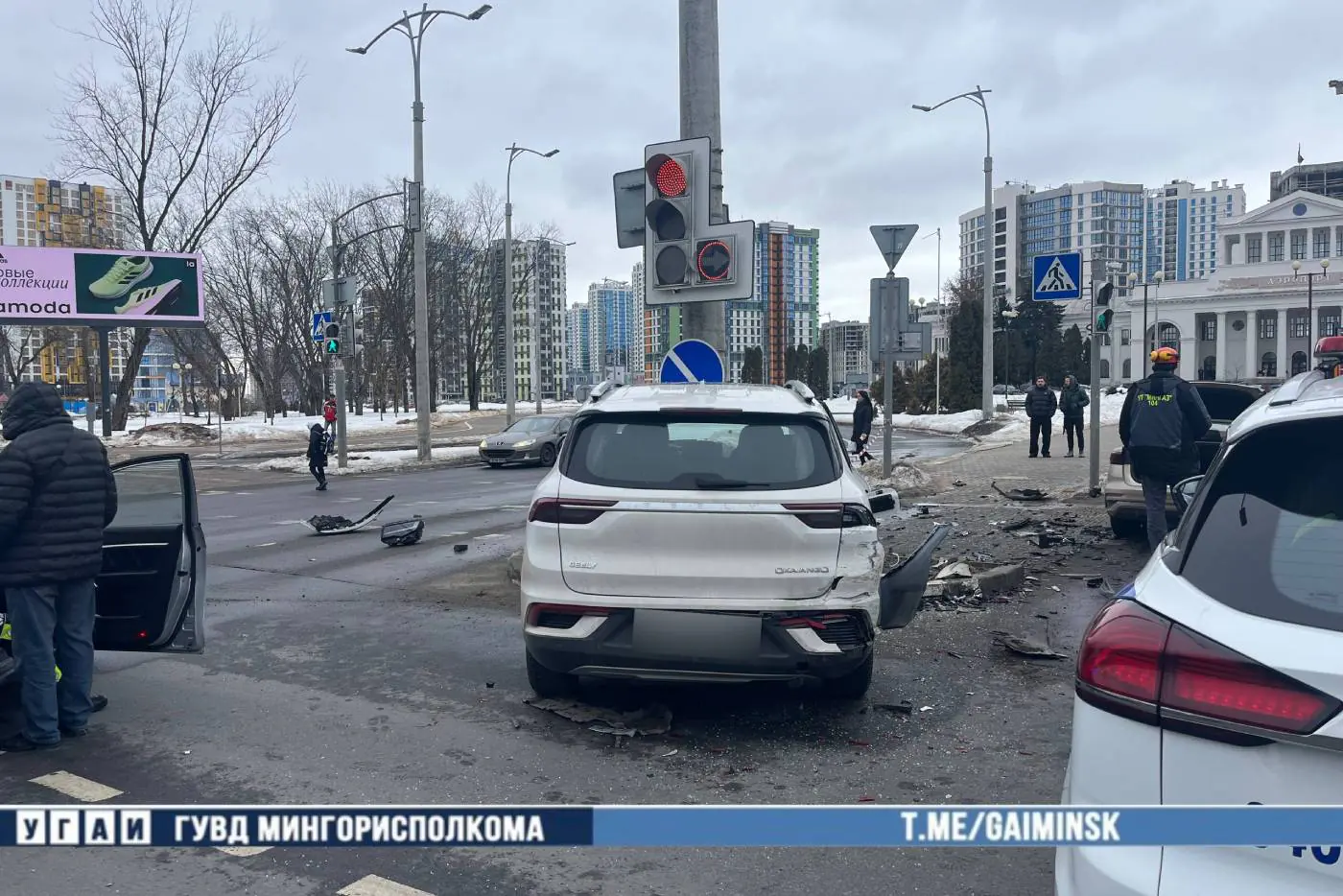 Каршеринг попал под удар, проезжая на красный: авария в Минске