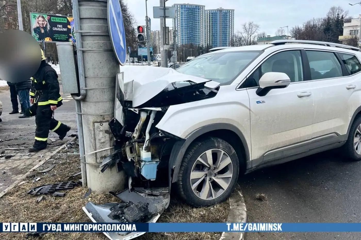 Каршеринг попал под удар, проезжая на красный: авария в Минске