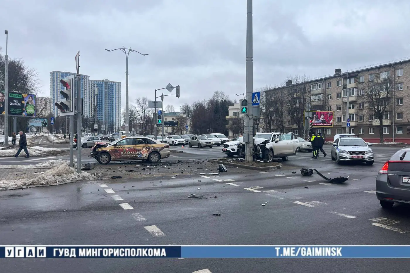 Каршеринг попал под удар, проезжая на красный: авария в Минске