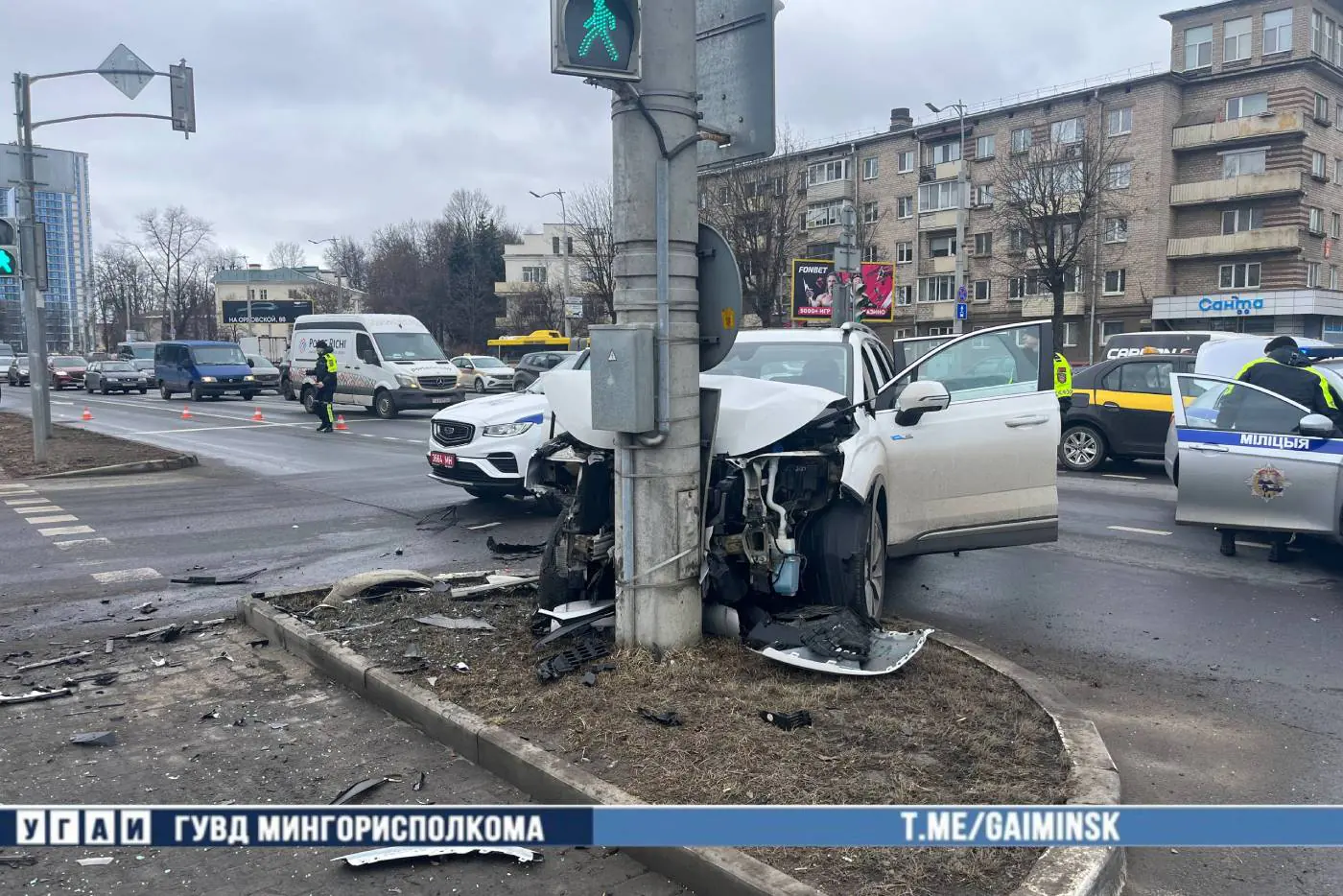 Каршеринг попал под удар, проезжая на красный: авария в Минске