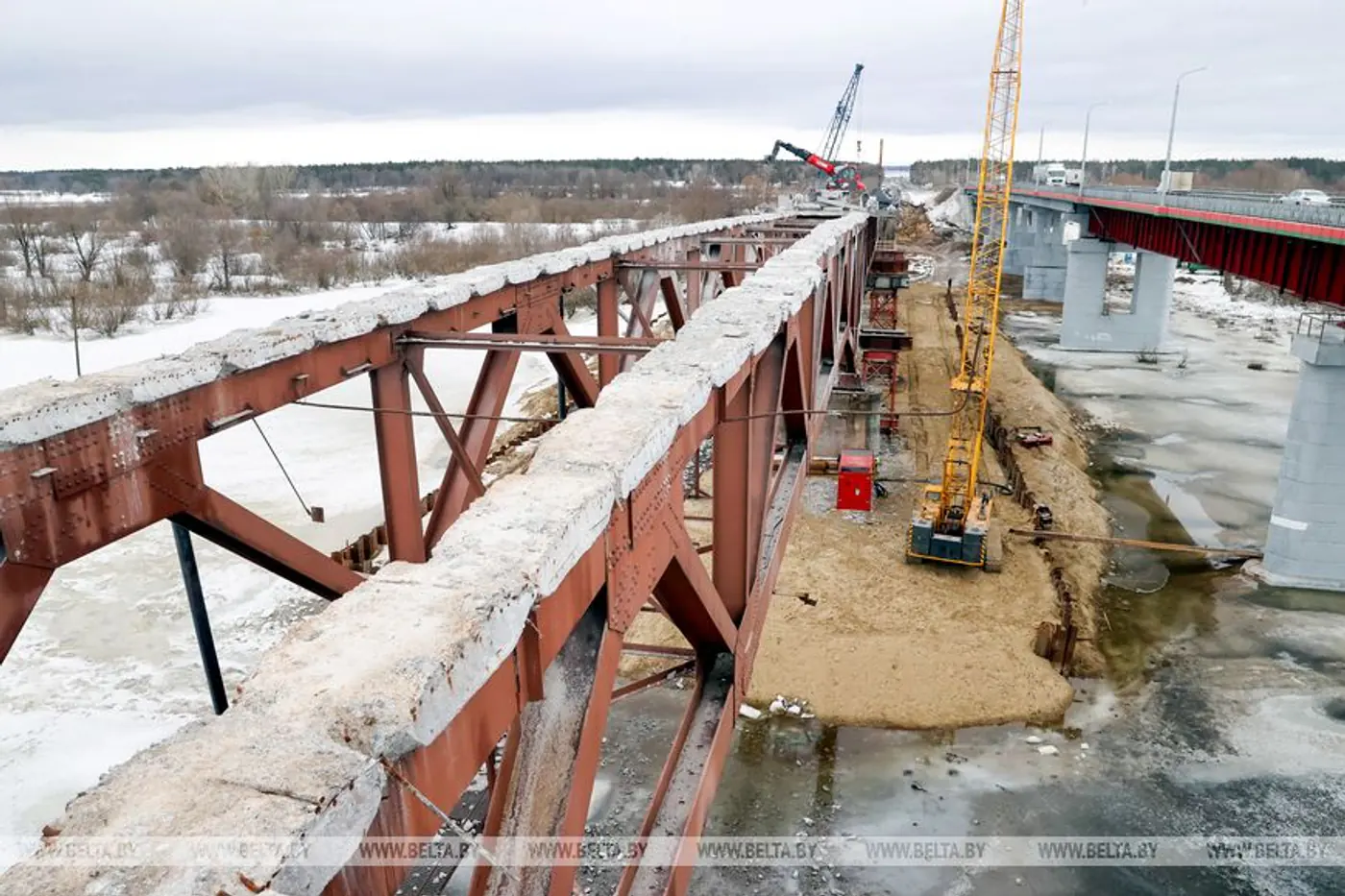 Трассу М10 превратят в автобан, начали реконструкцию моста через Днепр
