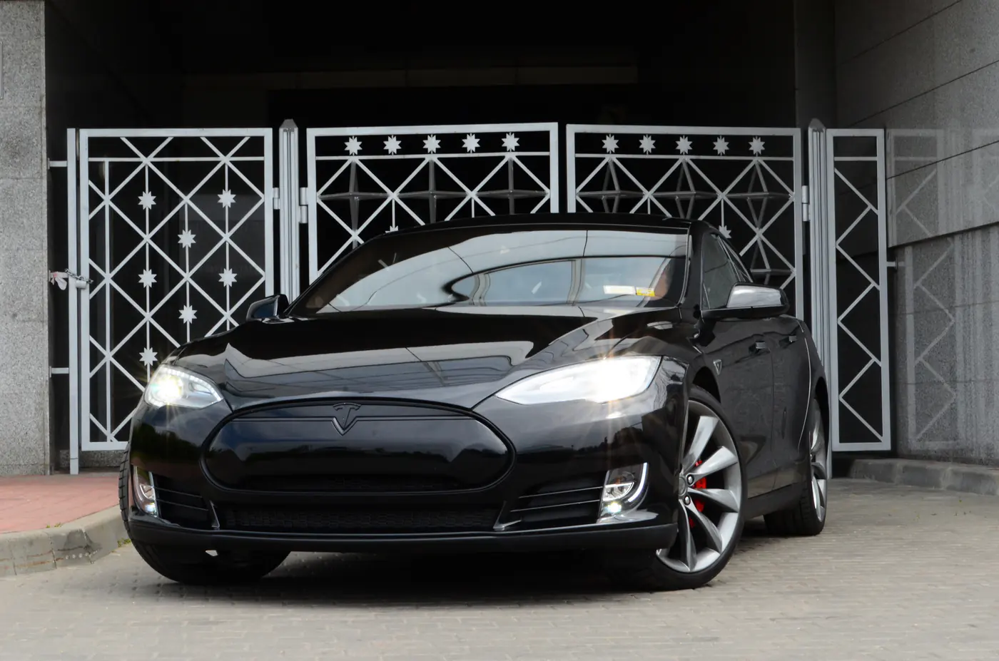 Тормоза под защитой, но погонять не получится: патент Tesla против риска за рулем