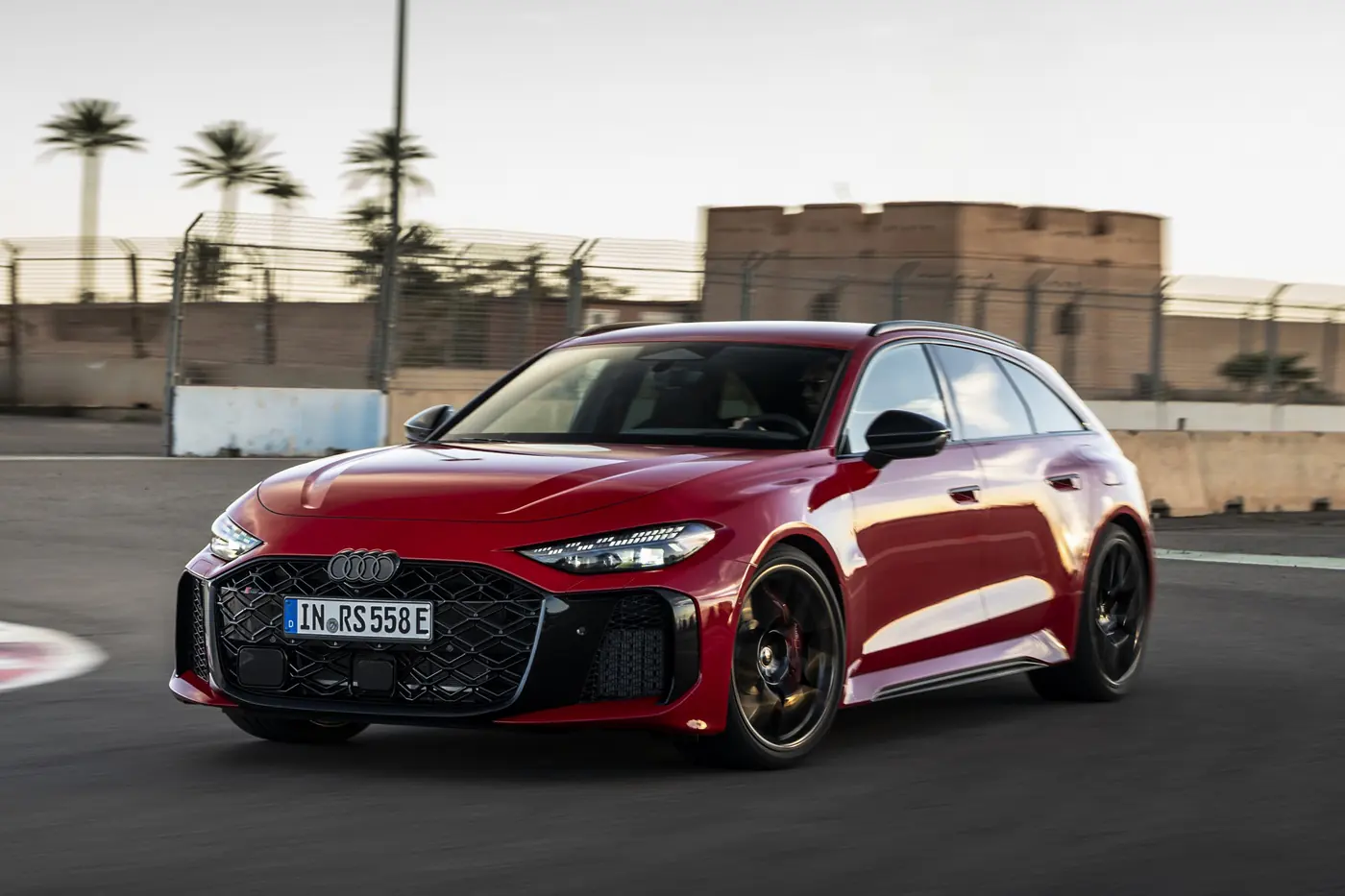 «Горячая» и тяжелая: в новом поколении Audi RS 5 набрала вес и стала гибридом