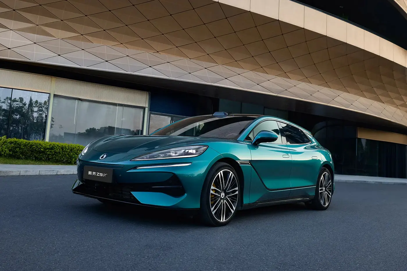Обновленная Denza Z9 GT обещает запас хода более 1000 км на одной зарядке