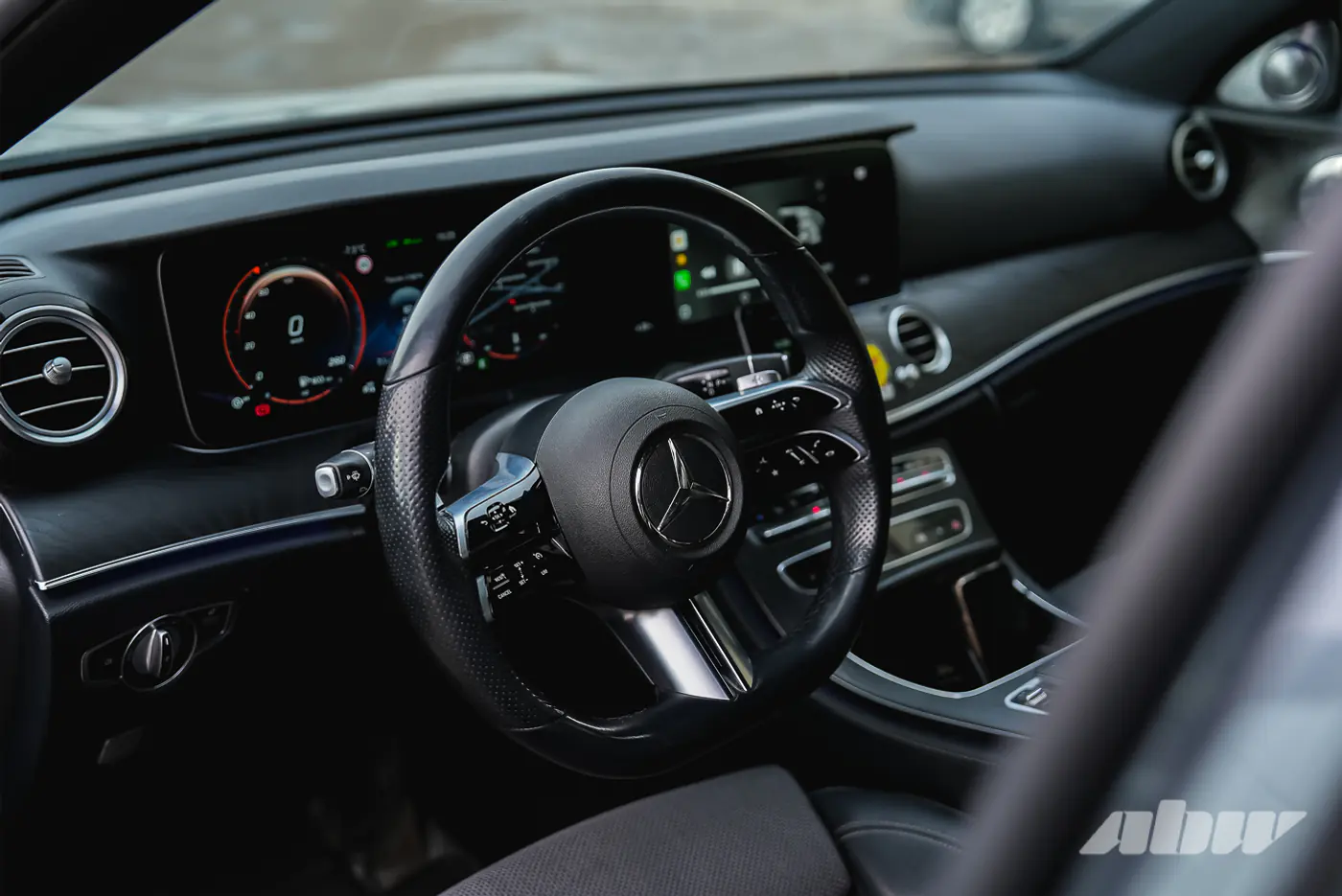 Щедрые чаевые, огромный букет и странные просьбы: будни девушки за рулем бизнес-такси