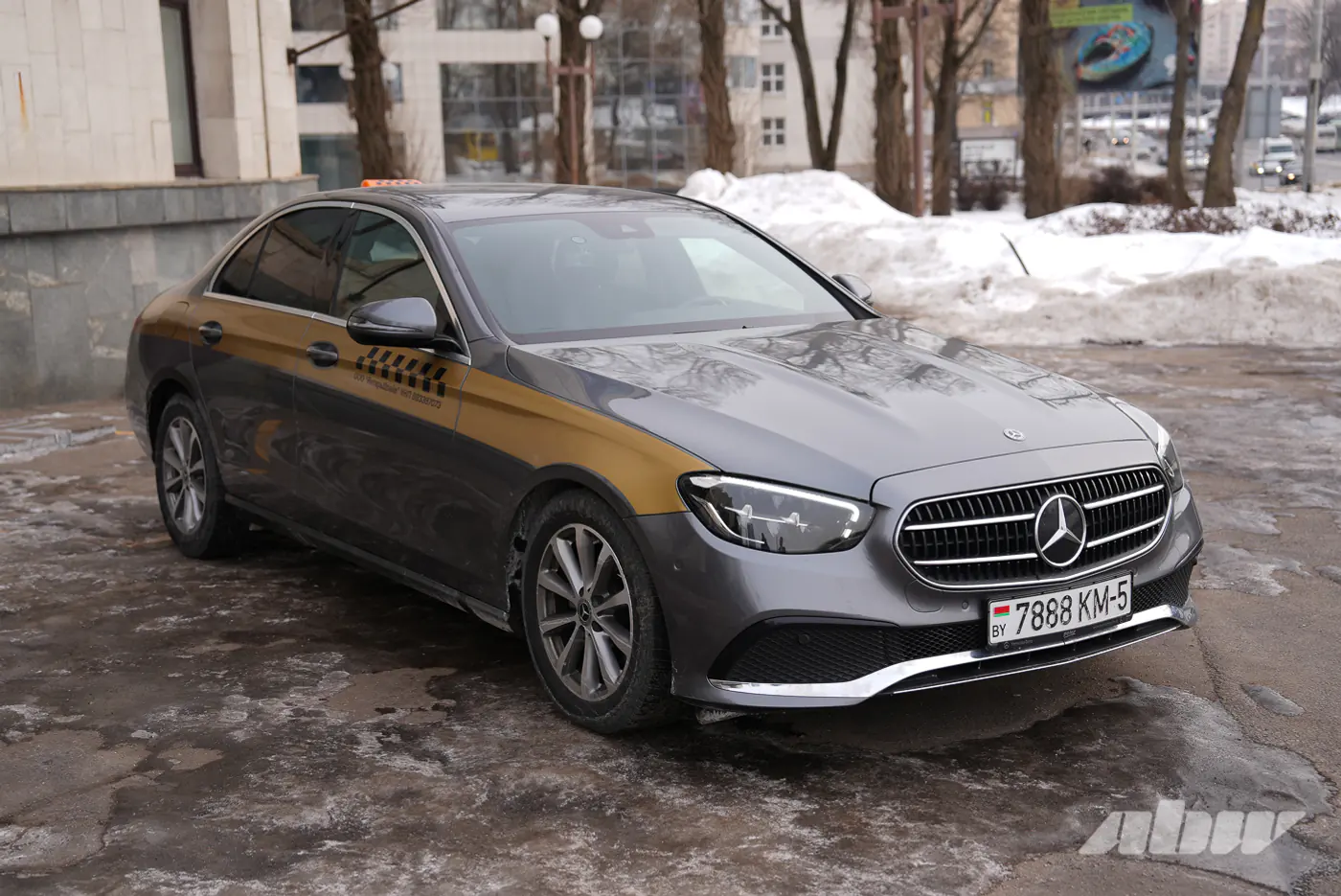 Щедрые чаевые, огромный букет и странные просьбы: будни девушки за рулем бизнес-такси