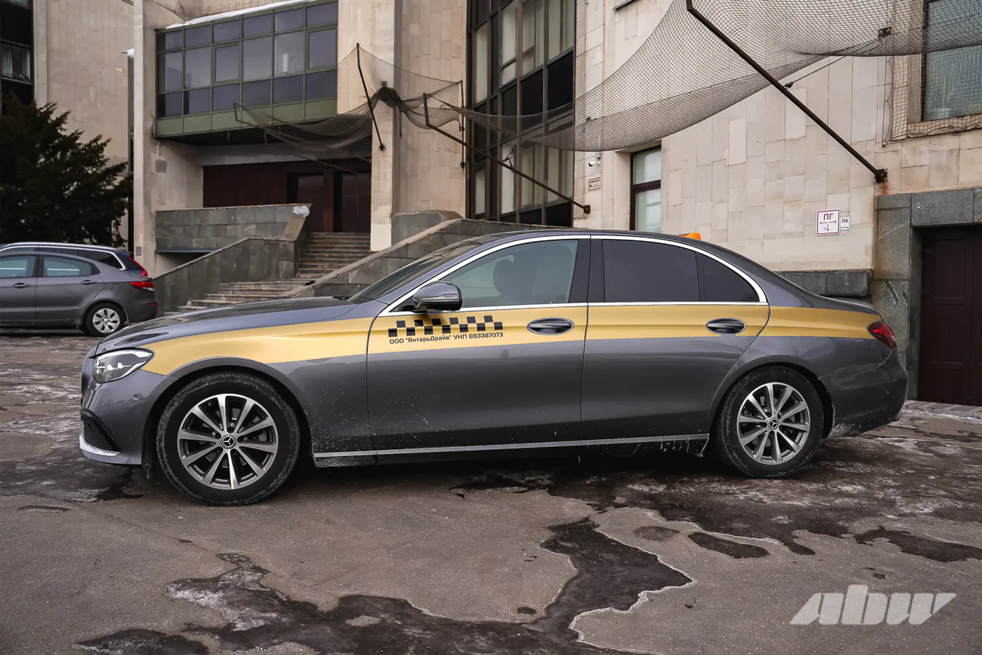 Щедрые чаевые, огромный букет и странные просьбы: будни девушки за рулем бизнес-такси