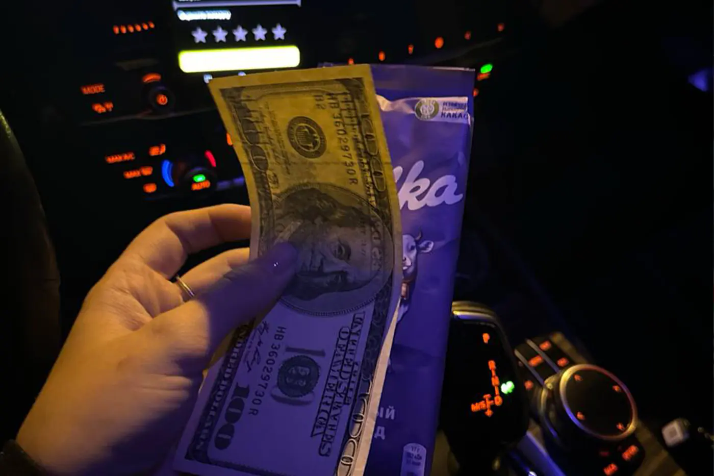 Щедрые чаевые, огромный букет и странные просьбы: будни девушки за рулем бизнес-такси