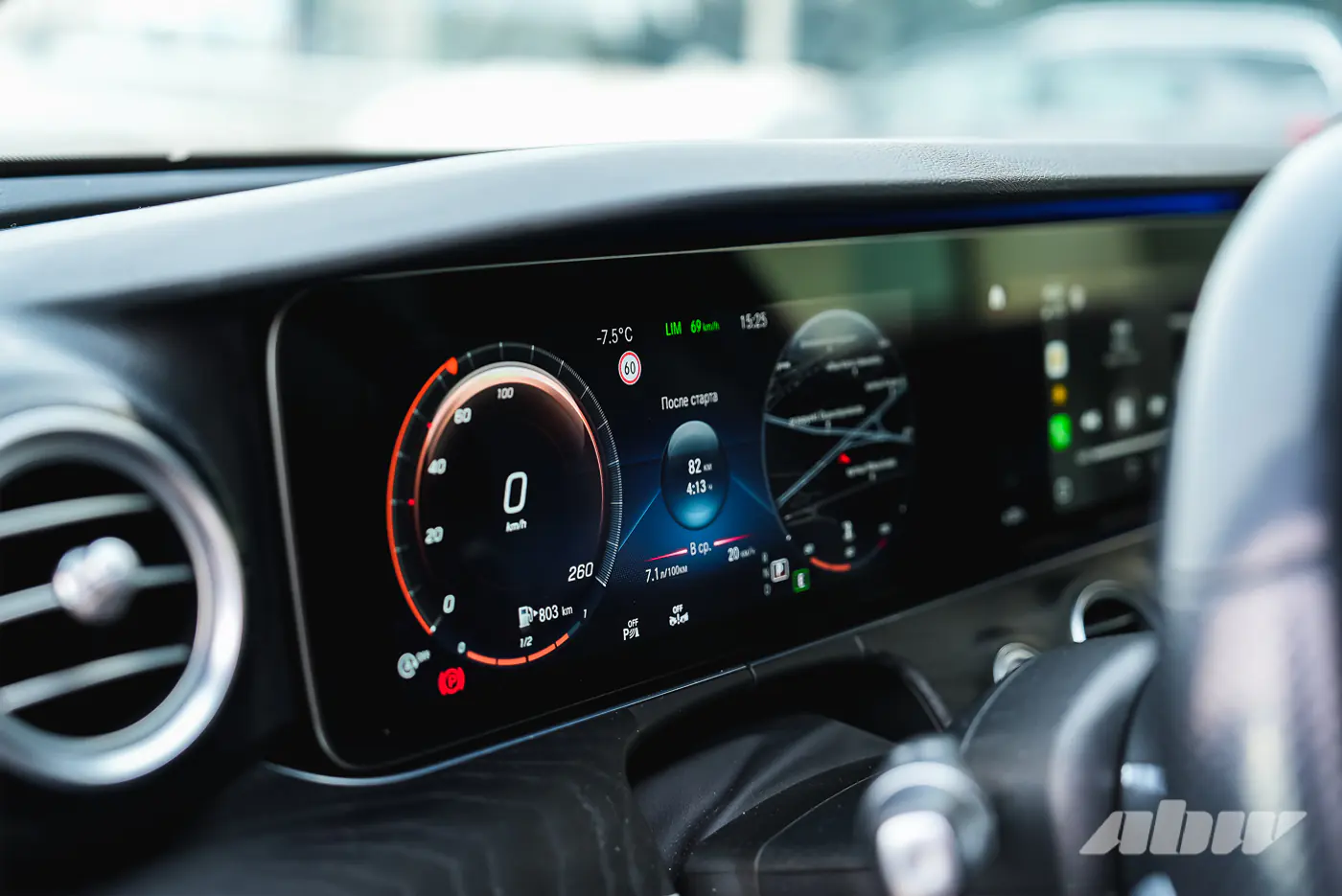 Щедрые чаевые, огромный букет и странные просьбы: будни девушки за рулем бизнес-такси