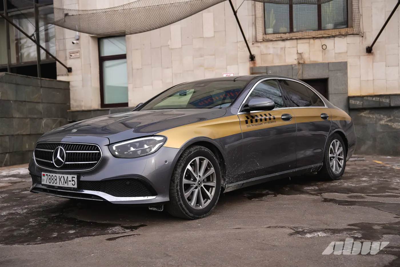 Щедрые чаевые, огромный букет и странные просьбы: будни девушки за рулем бизнес-такси