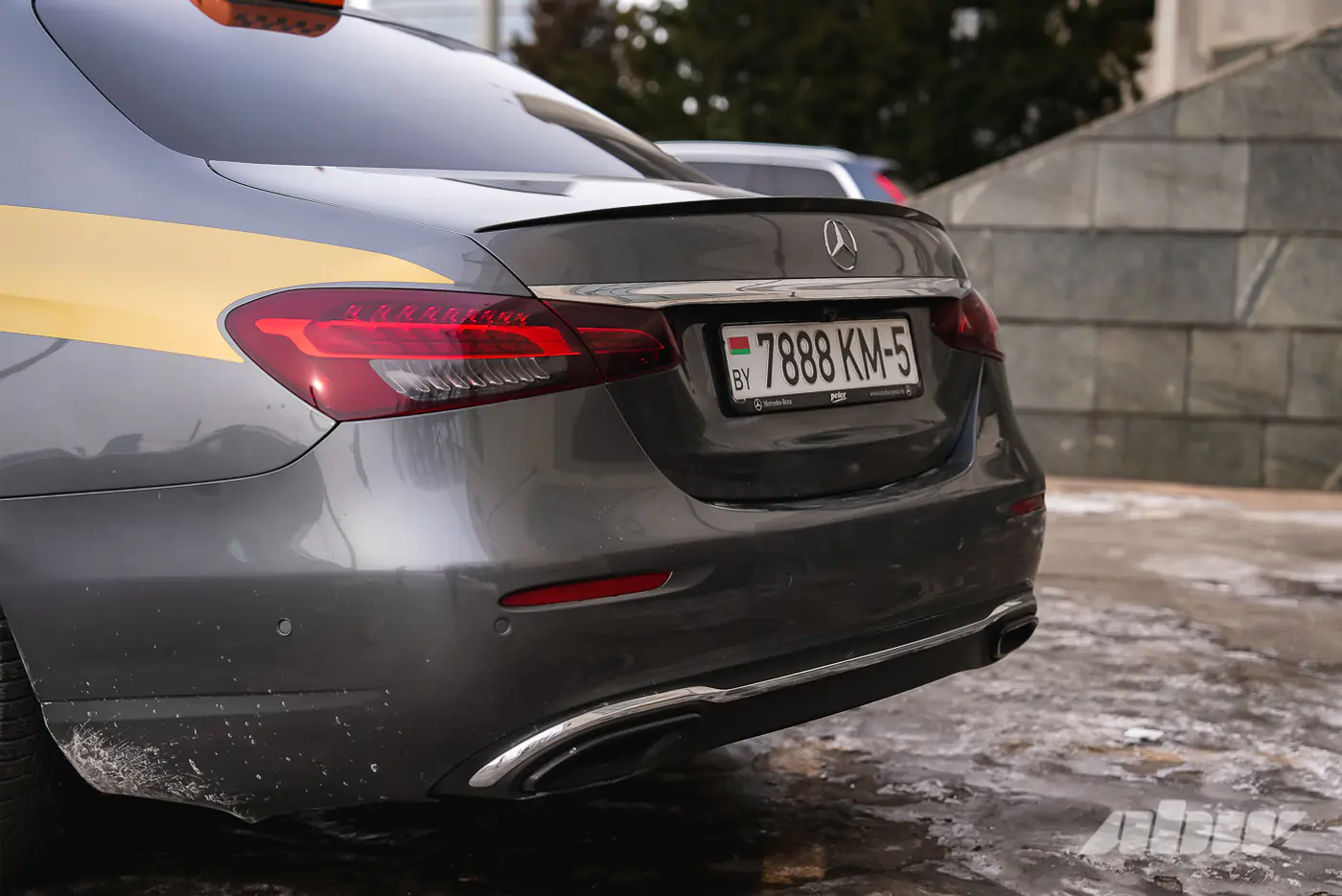 Щедрые чаевые, огромный букет и странные просьбы: будни девушки за рулем бизнес-такси