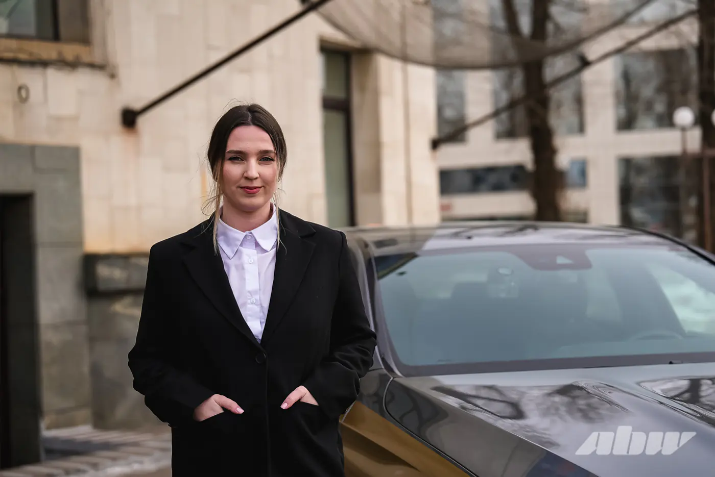 Щедрые чаевые, огромный букет и странные просьбы: будни девушки за рулем бизнес-такси