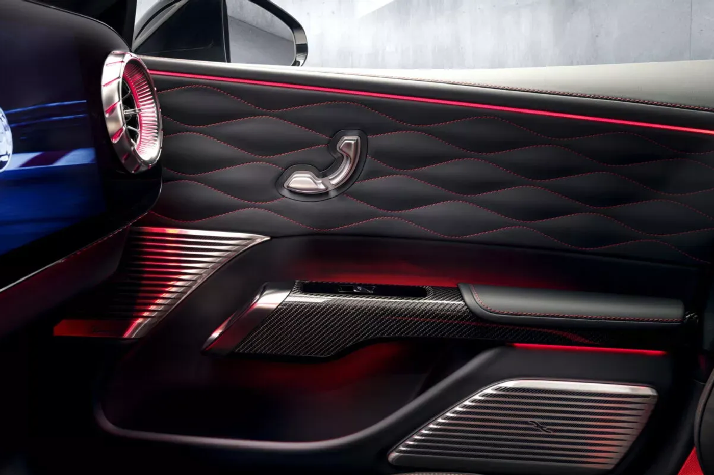 Электрический флагман Mercedes-AMG: опубликованы первые фото интерьера