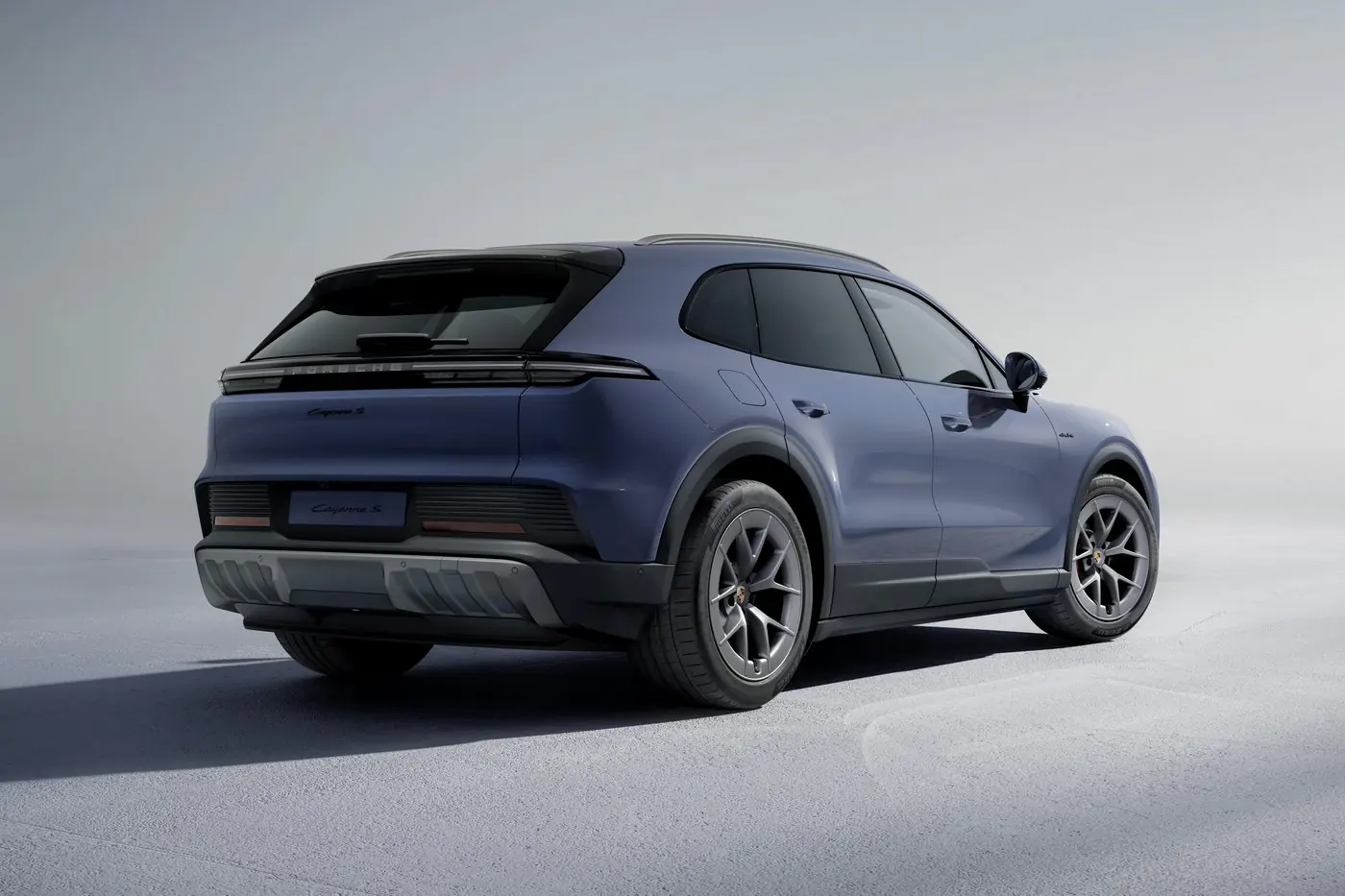 Золотая середина: кроссовер Porsche Cayenne S Electric пополнил семейство
