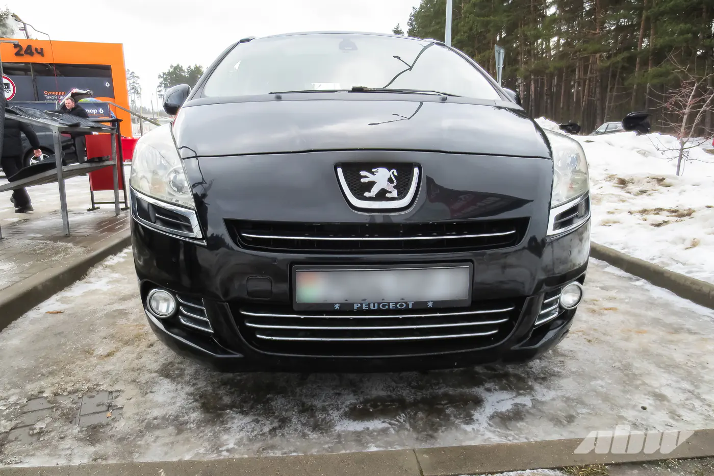 Peugeot_5008_спереди
