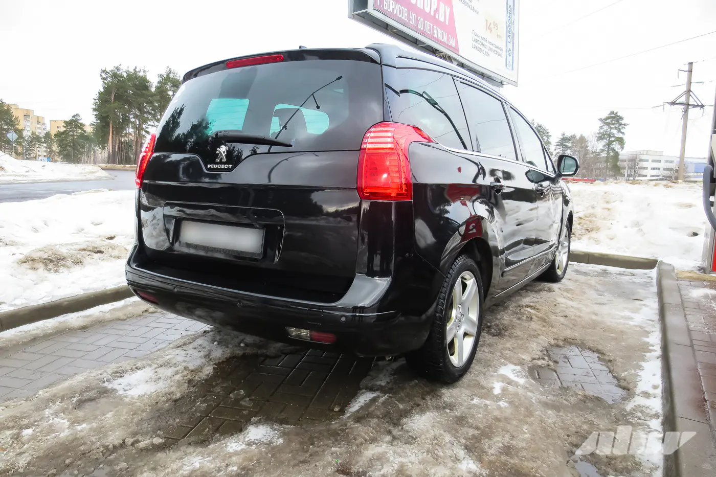 Peugeot_5008_сзади_справа