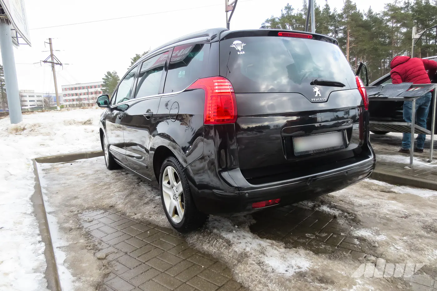 Peugeot_5008_сзади_слева