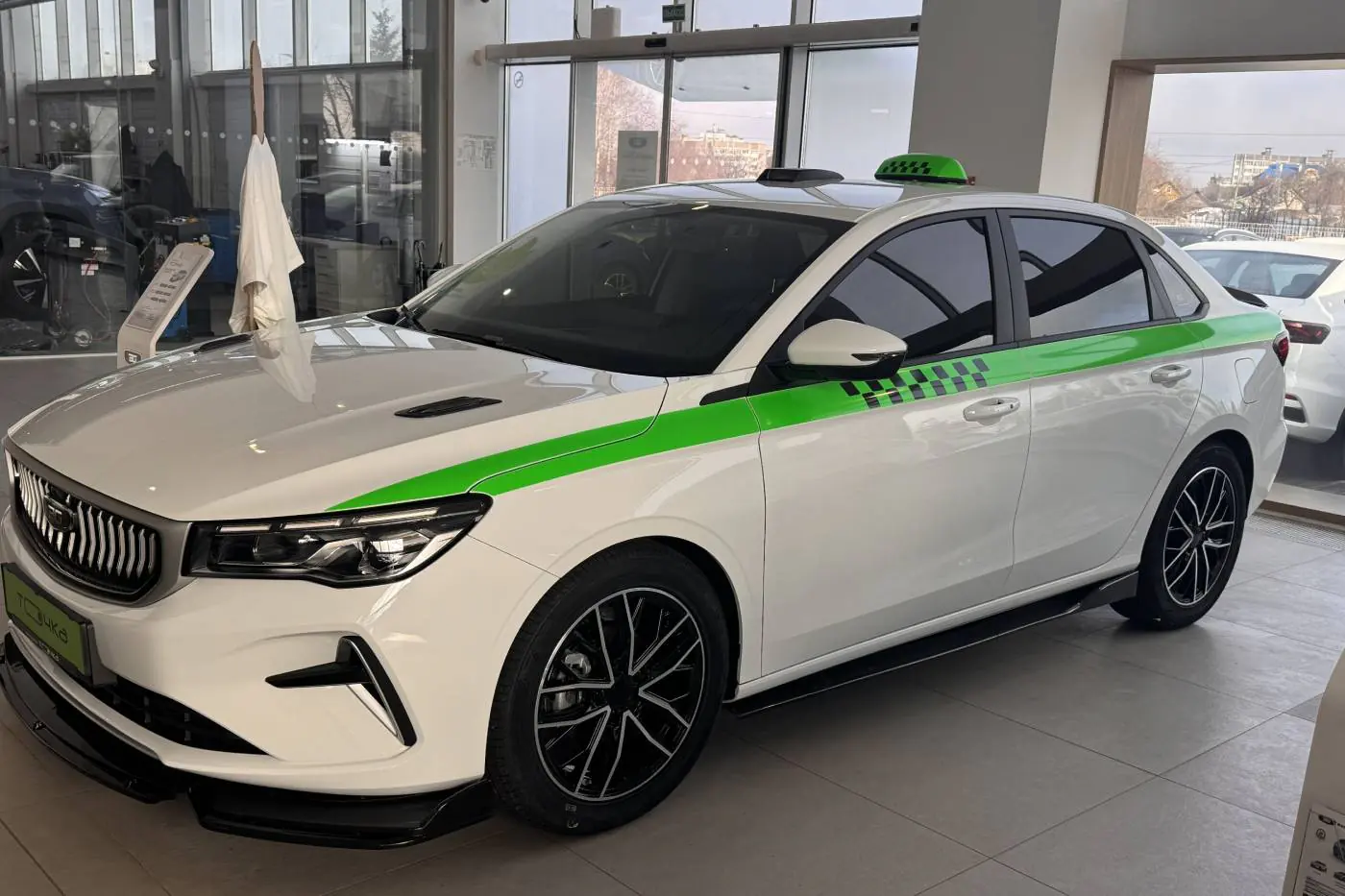 В автоцентре показали BELGEE S50 в стиле легендарного такси из кино