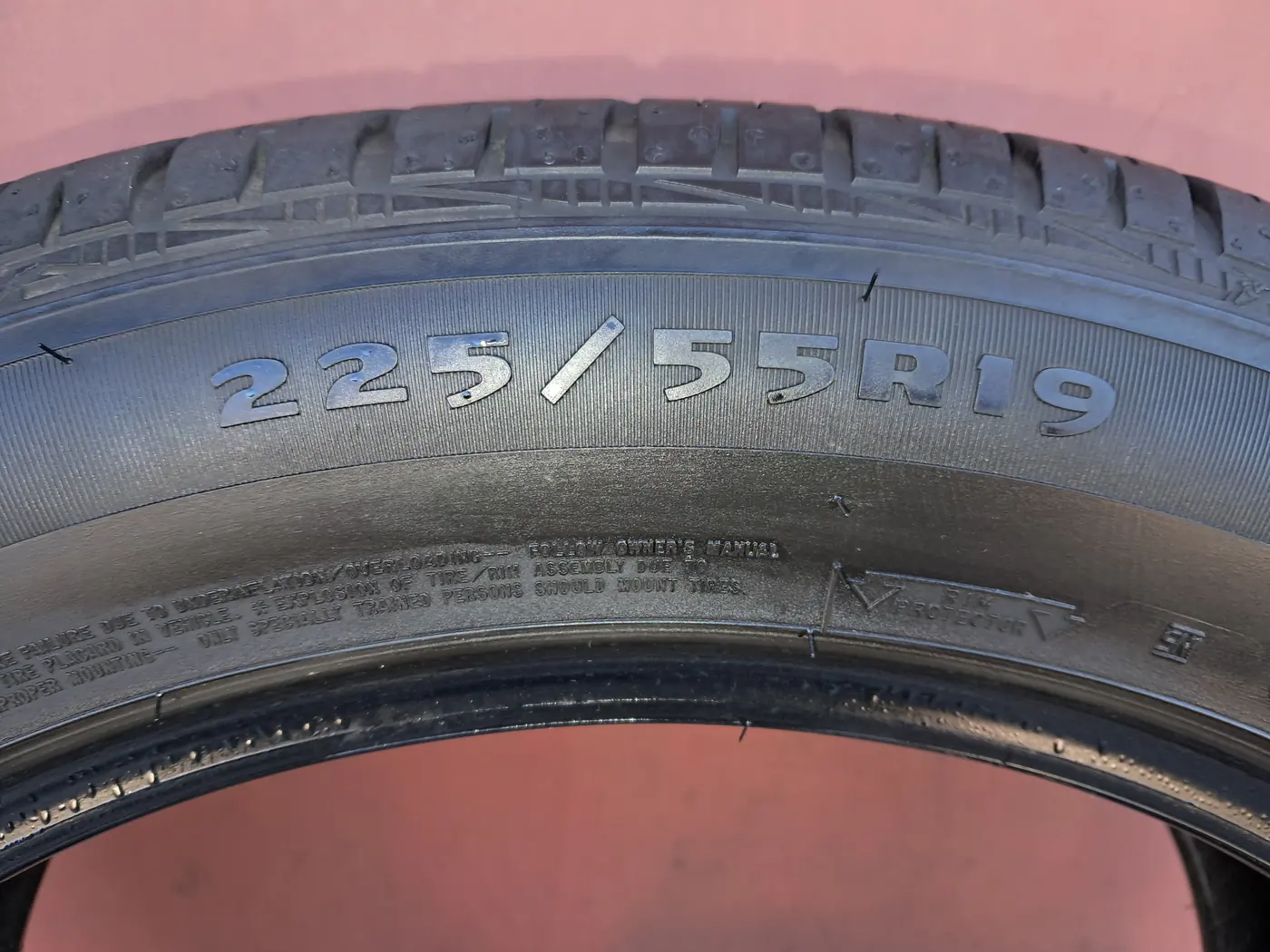 R19 225 55 Goodyear triangl