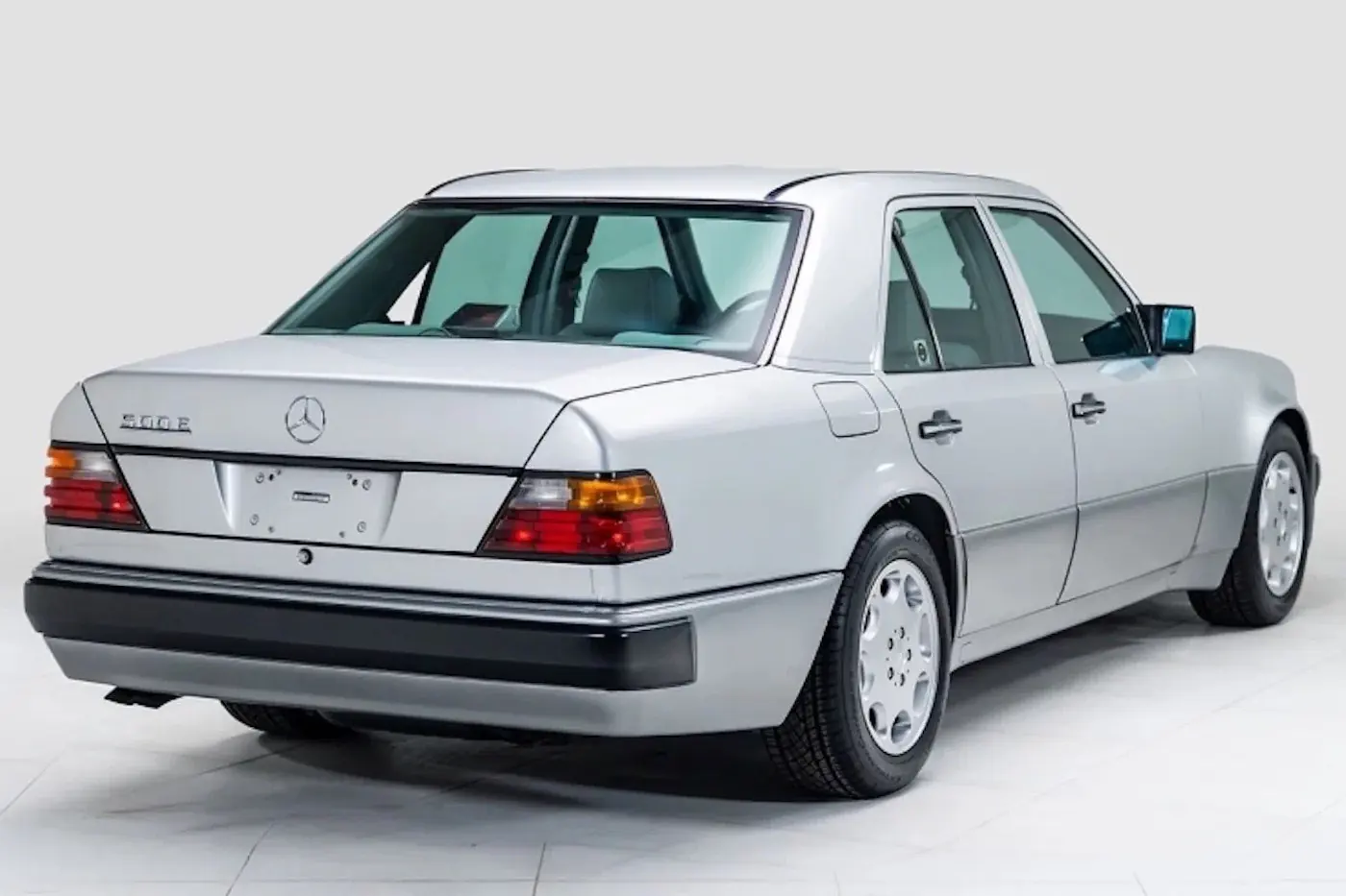 На аукционе продали самый дорогой Mercedes-Benz 500 E в истории