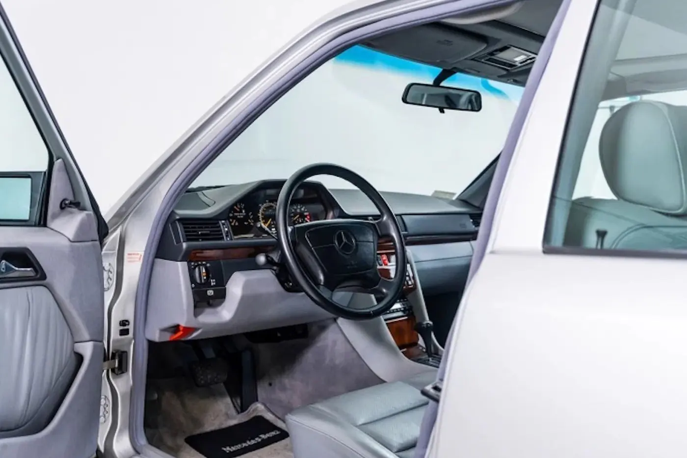 На аукционе продали самый дорогой Mercedes-Benz 500 E в истории