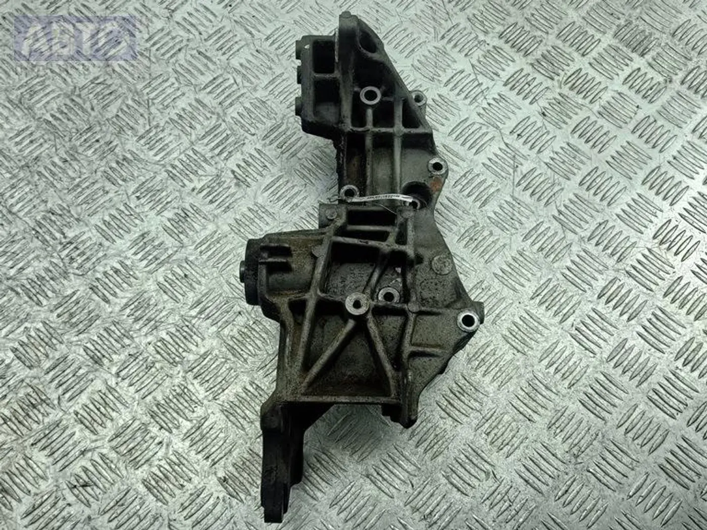 Кронштейн генератора к Audi A4 1996
