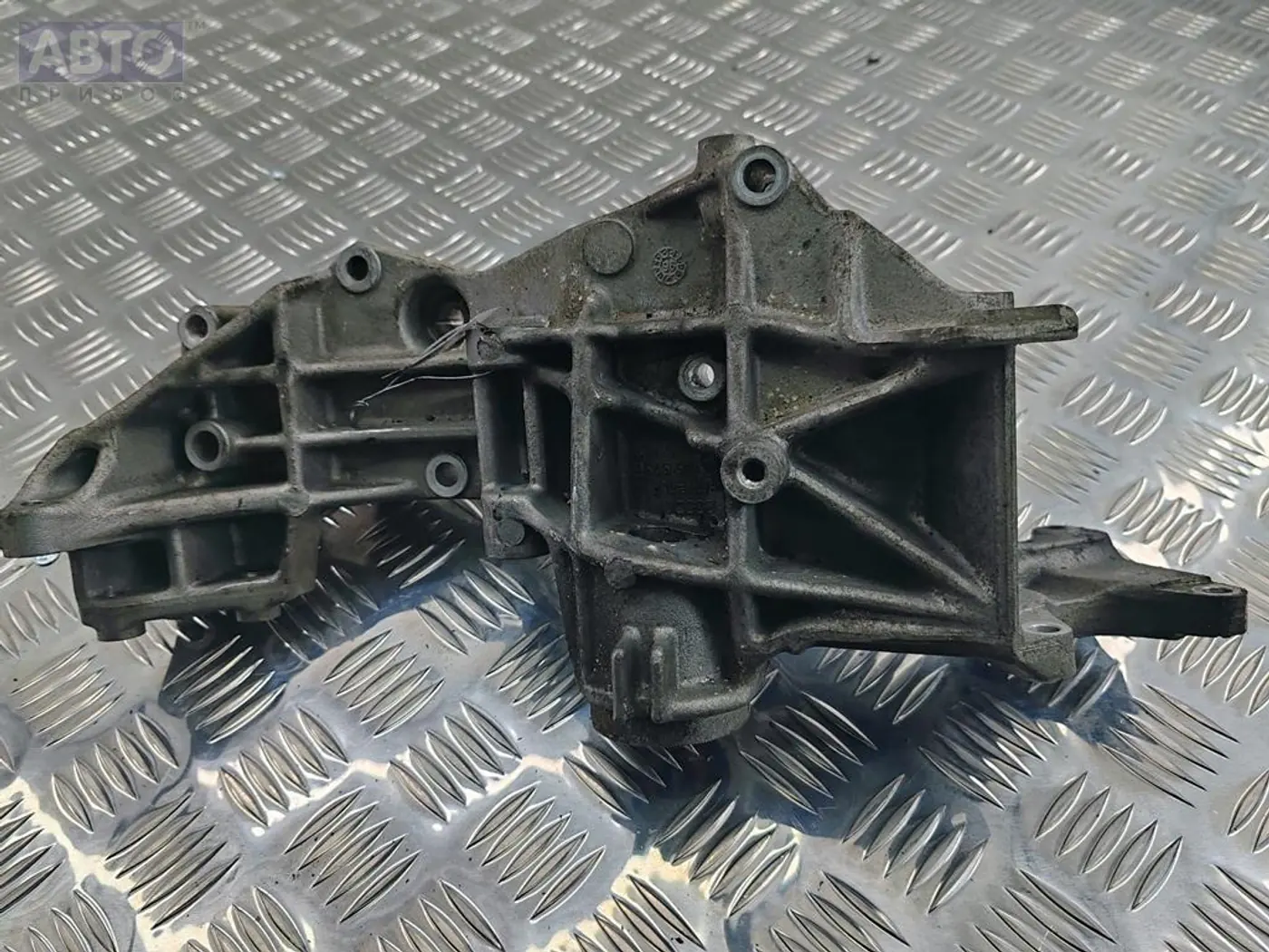 Кронштейн генератора к Audi A4 1996