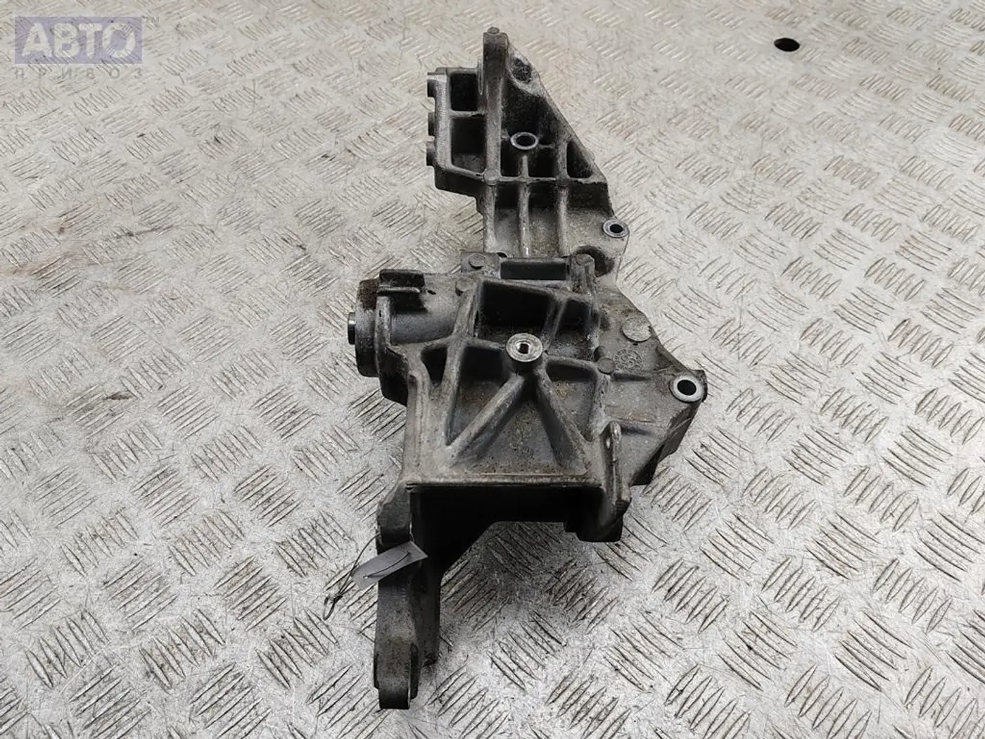 Кронштейн генератора к Audi A4 1997