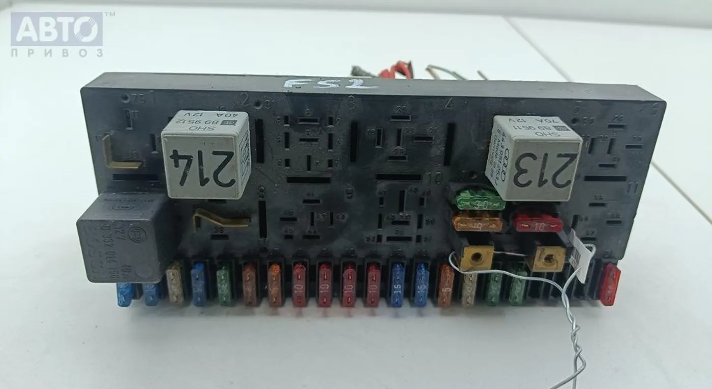 Короб предохранителей к Audi 80 1989
