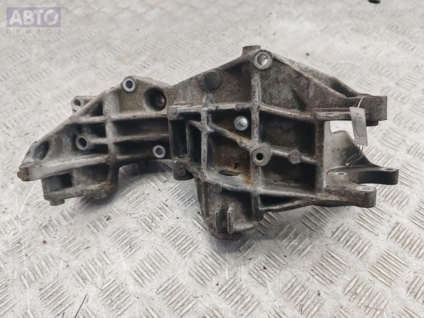 Кронштейн генератора к Volkswagen Passat 1997