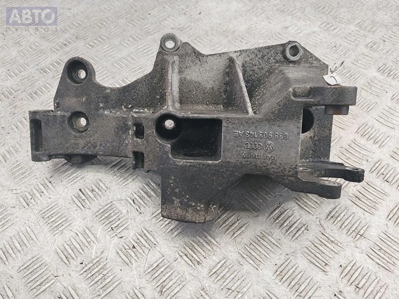Кронштейн генератора к Volkswagen Passat 2000