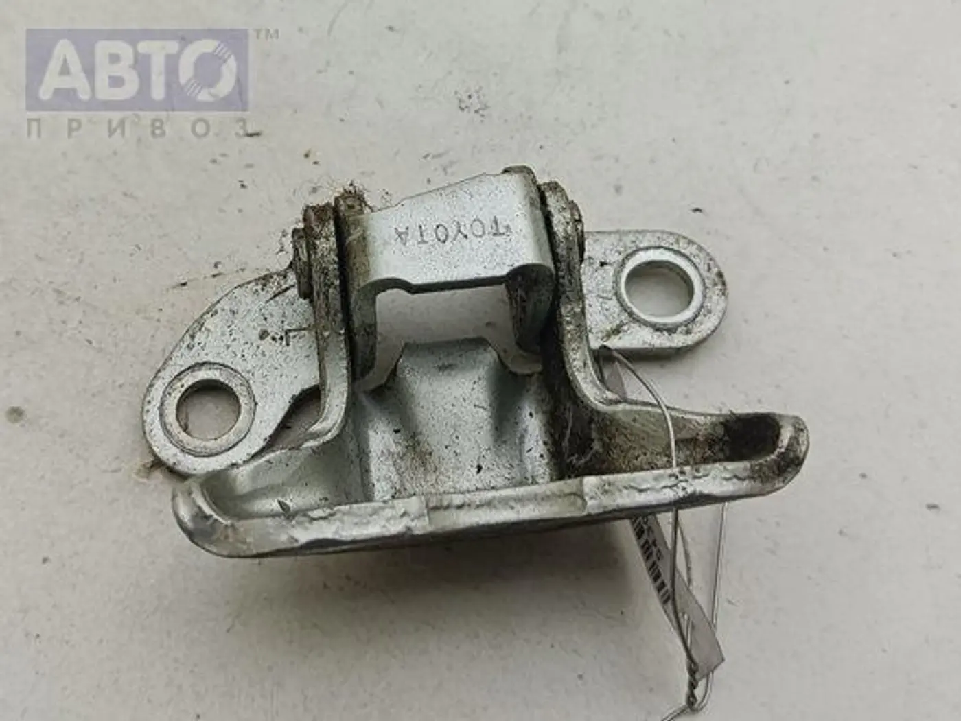 Петли к Toyota Avensis 2003