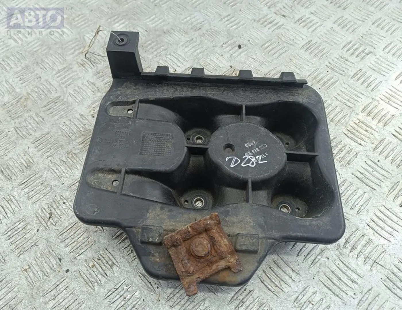 Крепление аккумулятора к Volkswagen Golf 2000